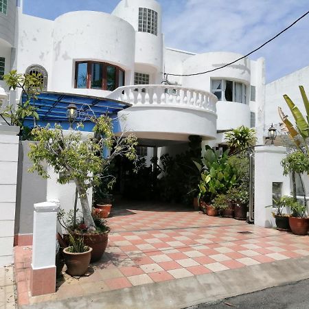 Tropical Sea View & Sunshine Villa Batu Ferringhi Exterior photo